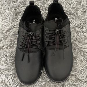 BRAND NEW CLOVE NURSING SHOES